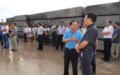 副市長蔣學(xué)東率參會供需代表首站到勁騰公司現(xiàn)場參觀