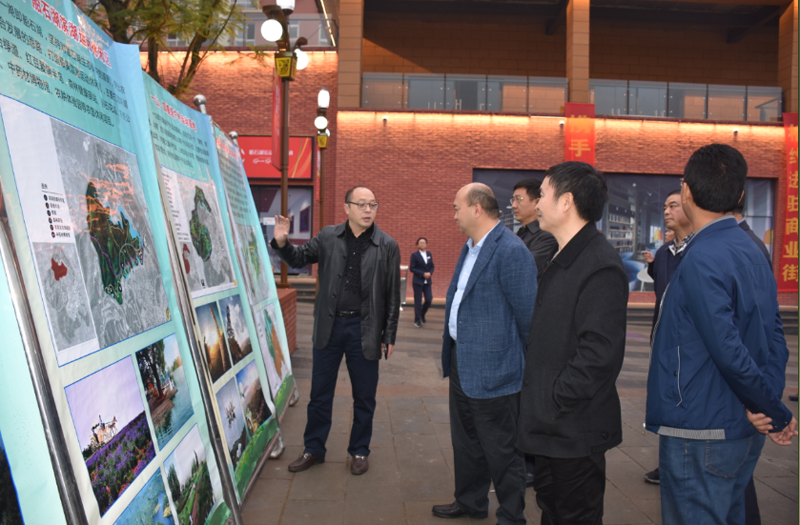 仁壽縣委書記秦彪一行到川威參觀考察(圖1)