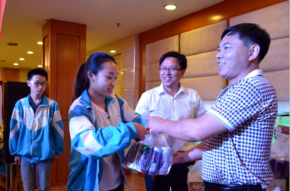 川威集團慰問競力學(xué)校高考考生(圖2)