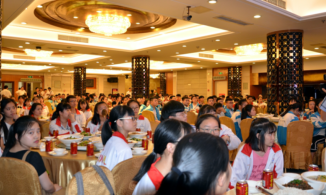 川威集團慰問競力學(xué)校高考考生(圖1)