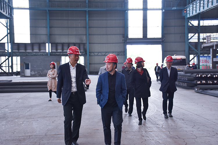 中國(guó)銀行四川省分行副行長(zhǎng)左焜一行到川威集團(tuán)連界區(qū)域參觀交流(圖2)