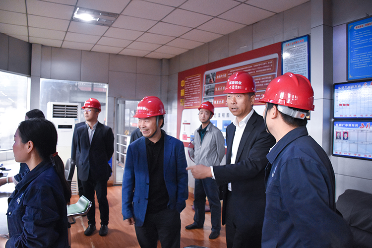 中國(guó)銀行四川省分行副行長(zhǎng)左焜一行到川威集團(tuán)連界區(qū)域參觀交流(圖4)