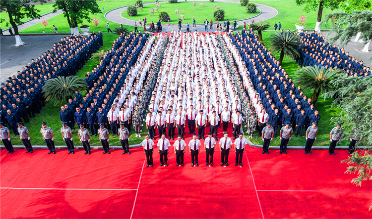 自強(qiáng)不息 追求卓越 創(chuàng)造奇跡 ——集團(tuán)公司隆重舉行慶祝成立二十一周年升旗儀(圖1)