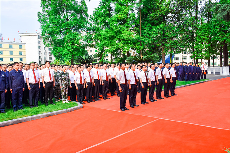 自強(qiáng)不息 追求卓越 創(chuàng)造奇跡 ——集團(tuán)公司隆重舉行慶祝成立二十一周年升旗儀(圖2)