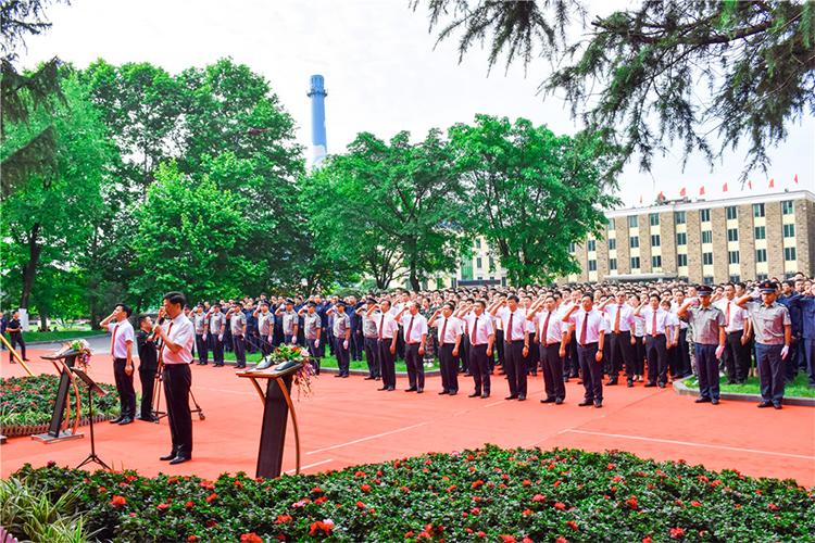 自強(qiáng)不息 追求卓越 創(chuàng)造奇跡 ——集團(tuán)公司隆重舉行慶祝成立二十一周年升旗儀(圖8)