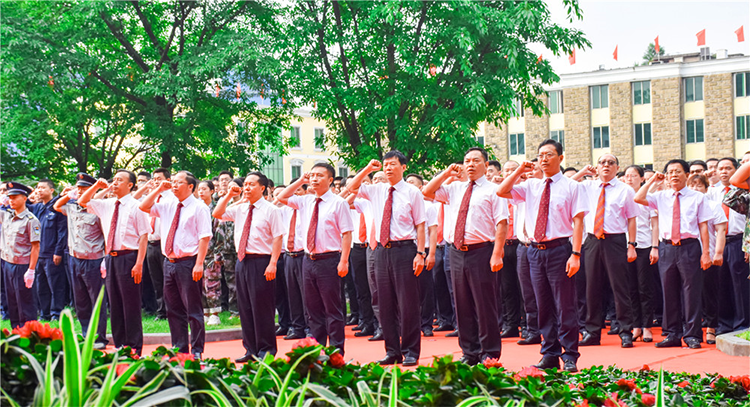 自強(qiáng)不息 追求卓越 創(chuàng)造奇跡 ——集團(tuán)公司隆重舉行慶祝成立二十一周年升旗儀(圖9)