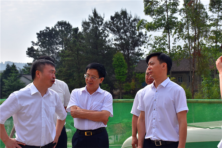 自強(qiáng)不息 追求卓越 創(chuàng)造奇跡 ——集團(tuán)公司隆重舉行慶祝成立二十一周年升旗儀(圖12)