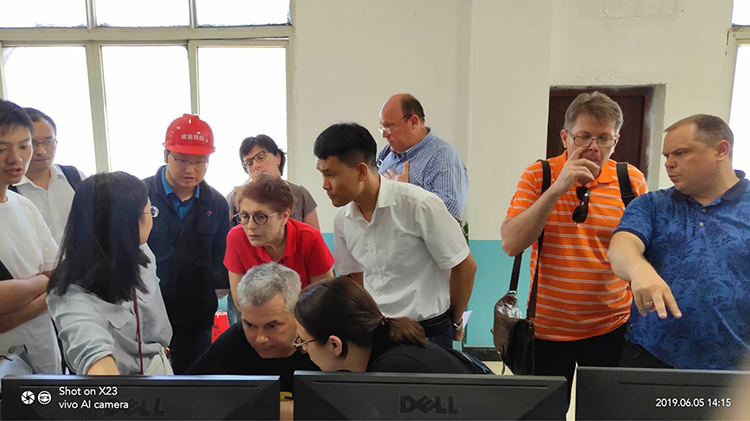 烏克蘭METINVEST鋼鐵集團(tuán)客人來(lái)釩鈦科技參觀考察(圖5)