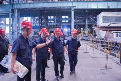 王勁董事長蒞臨釩鈦科技生產(chǎn)一線送清涼