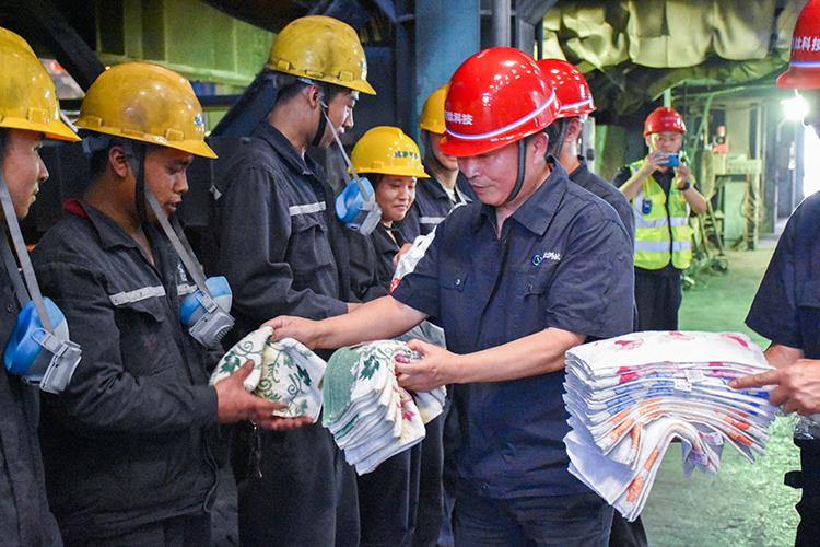 王勁董事長蒞臨釩鈦科技生產(chǎn)一線送清涼(圖2)
