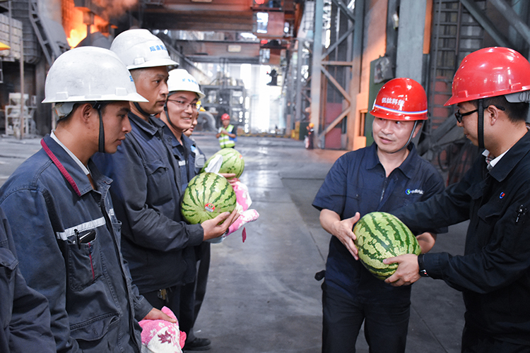 王勁董事長蒞臨釩鈦科技生產(chǎn)一線送清涼(圖3)
