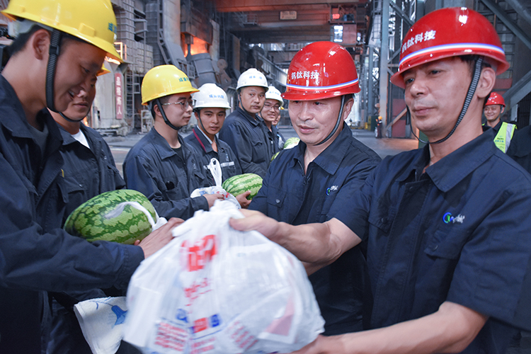 王勁董事長蒞臨釩鈦科技生產(chǎn)一線送清涼(圖5)