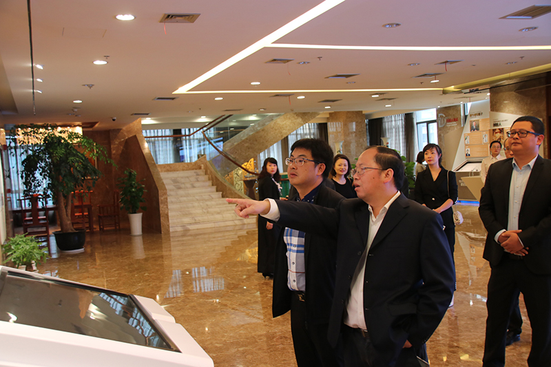 江川區(qū)區(qū)委副書記、代理區(qū)長常成蒞臨川威集團(tuán)考察交流(圖3)