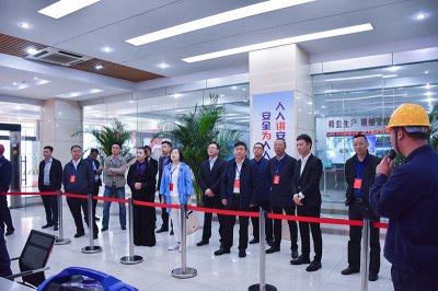 內(nèi)江市政協(xié)副主席黃俊偉一行調(diào)研川威集團(tuán)連界基地