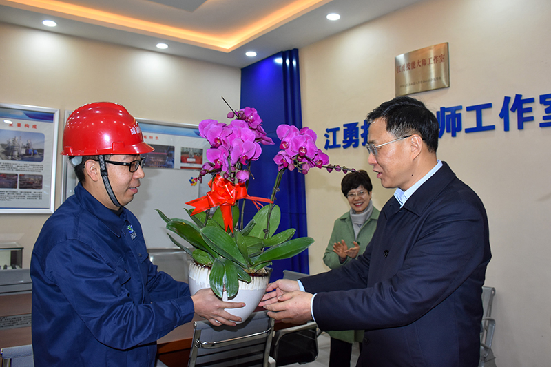 內(nèi)江市委副書(shū)記余先河一行到川威集團(tuán)慰問(wèn)技能大師(圖2)