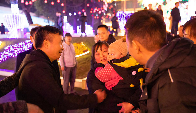 王勁董事長大年三十晚親臨燈會(huì)現(xiàn)場送祝福(圖6)