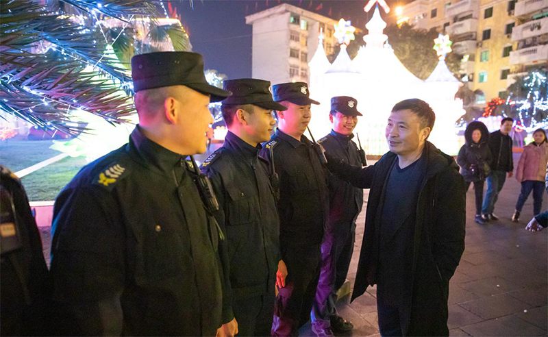 王勁董事長大年三十晚親臨燈會(huì)現(xiàn)場送祝福(圖7)