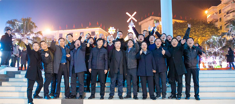 王勁董事長大年三十晚親臨燈會(huì)現(xiàn)場送祝福(圖8)