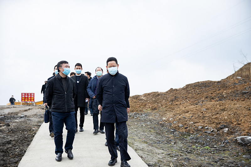 副省長楊興平調(diào)研川威集團(tuán)連界足球競訓(xùn)基地并指導(dǎo)防疫工作(圖1)