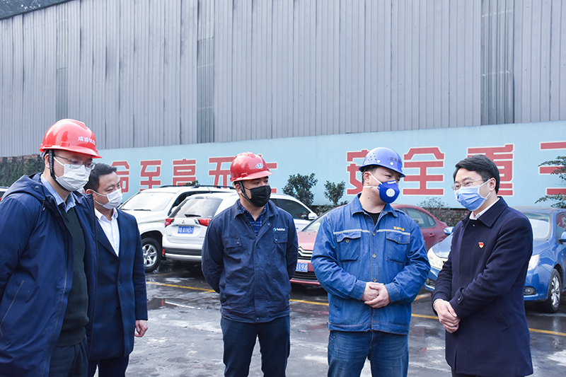 威遠縣委書記于進川赴釩鈦科技調(diào)研脫硫環(huán)保系統(tǒng)運行及疫情防控工作(圖1)