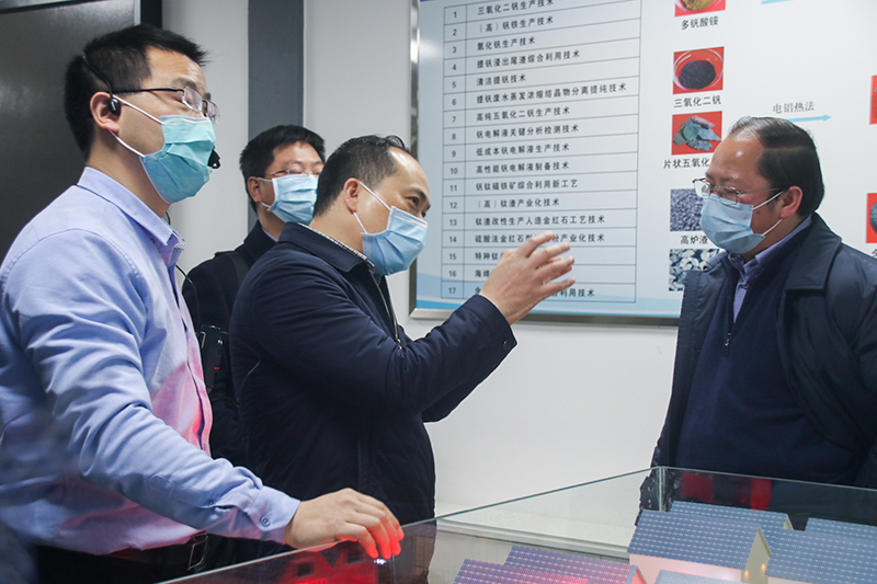 省經(jīng)信廳冶金建材處處長覃有軍蒞臨川威集團成都龍泉生產(chǎn)制造基地考察調(diào)研(圖3)