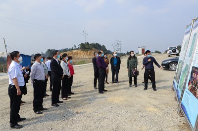 內(nèi)江市人大常委會(huì)副主任秦金保一行調(diào)研連界足球競訓(xùn)基地