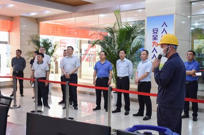 四川鑫展望碳材科技集團(tuán)董事長劉興鴻一行蒞臨川威集團(tuán)考察交流
