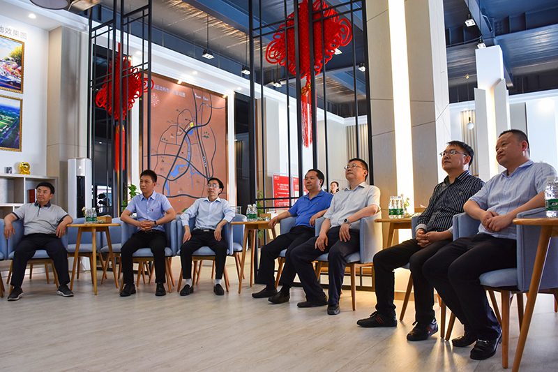 四川鑫展望碳材科技集團(tuán)董事長(zhǎng)劉興鴻一行蒞臨川威集團(tuán)考察交流(圖3)