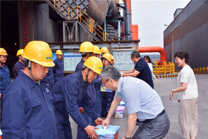 省總工會調(diào)研組到川威連界基地調(diào)研并慰問一線員工(圖3)