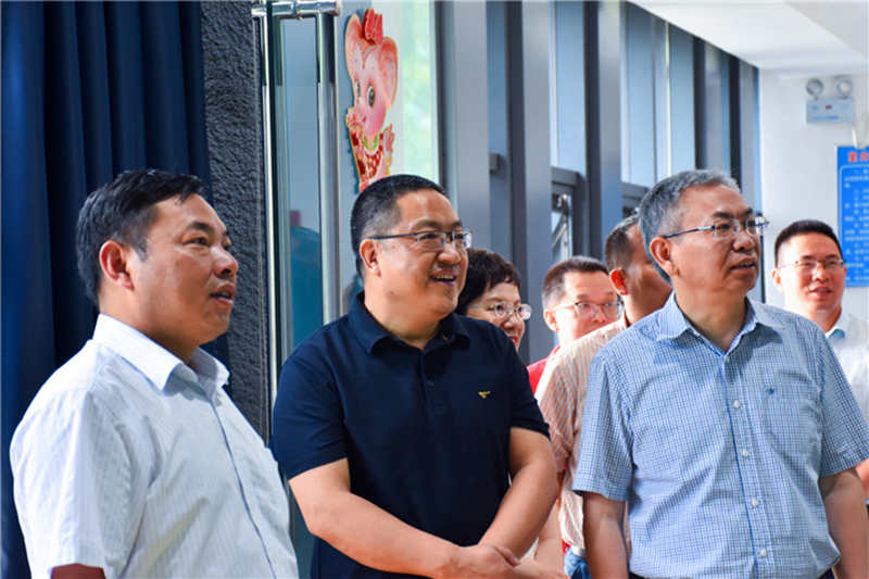 省總工會調(diào)研組到川威連界基地調(diào)研并慰問一線員工(圖5)