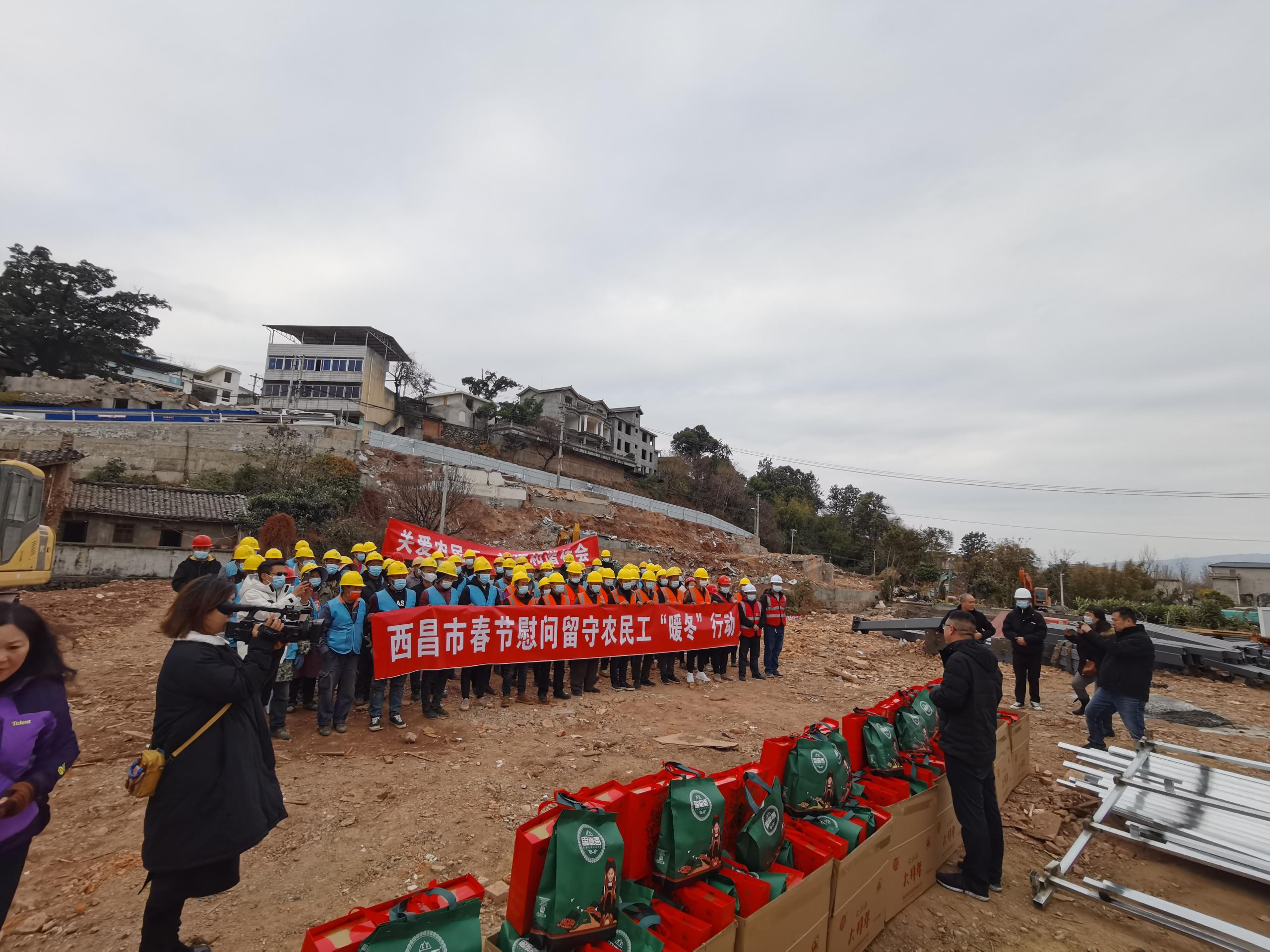 加倍鼓舞  眾志成城戰(zhàn)新春 ——西昌市副市長慰問春節(jié)期奮戰(zhàn)在海南鄉(xiāng)村振興二期項(xiàng)目參戰(zhàn)人員(圖4)