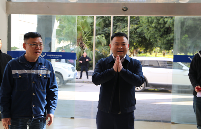 米易縣縣長代坤宏一行蒞臨星船城瑞達(dá)公司開展新春送溫暖慰問困難職工活動(圖3)