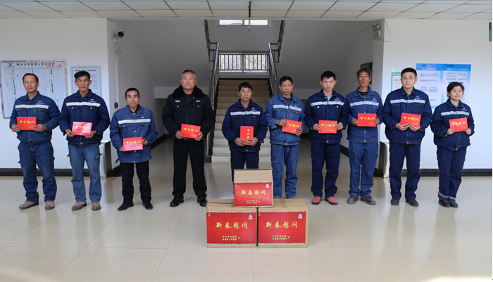 米易縣縣長代坤宏一行蒞臨星船城瑞達(dá)公司開展新春送溫暖慰問困難職工活動(圖4)