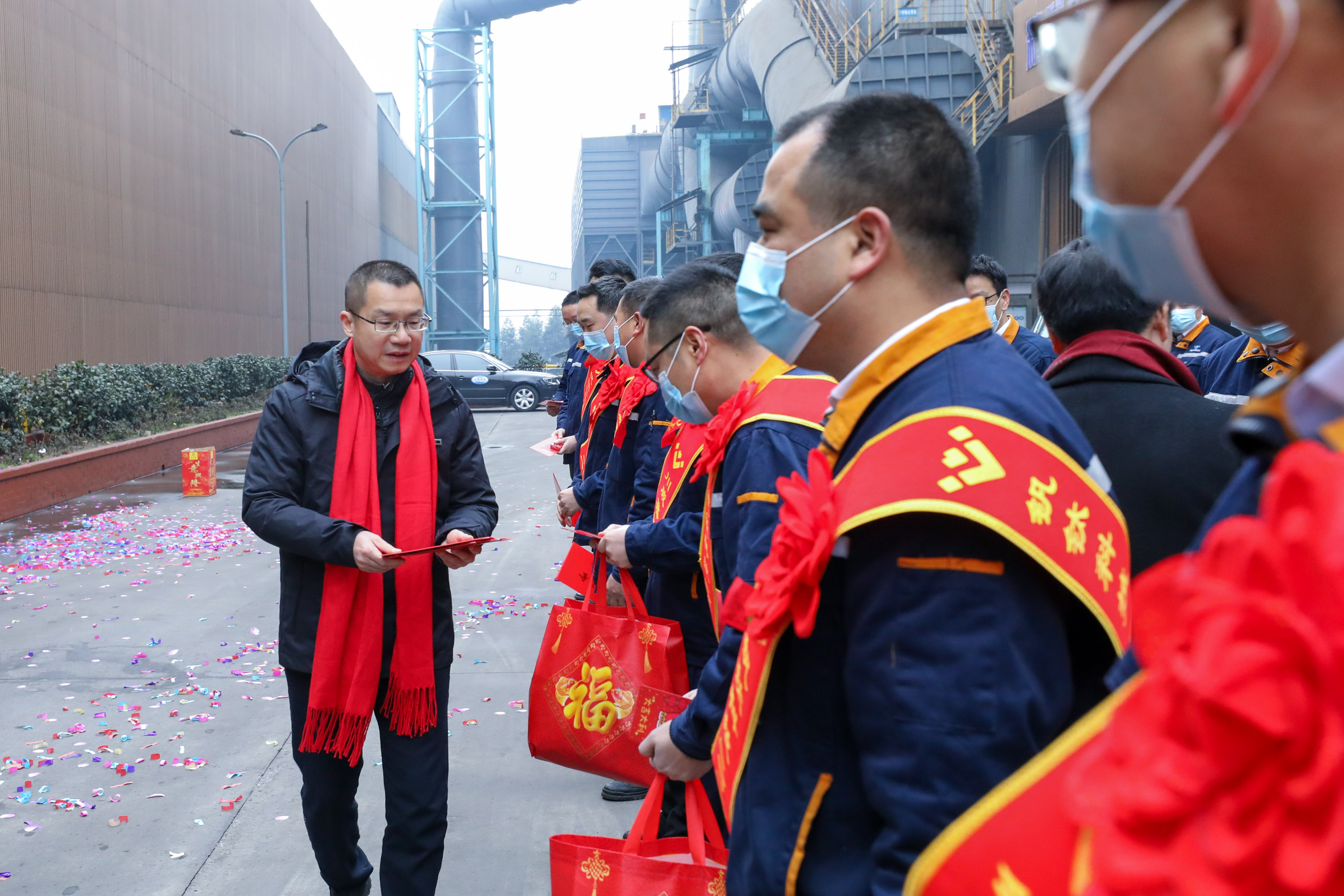 威遠縣委書記蘭徐春節(jié)到連界基地慰問