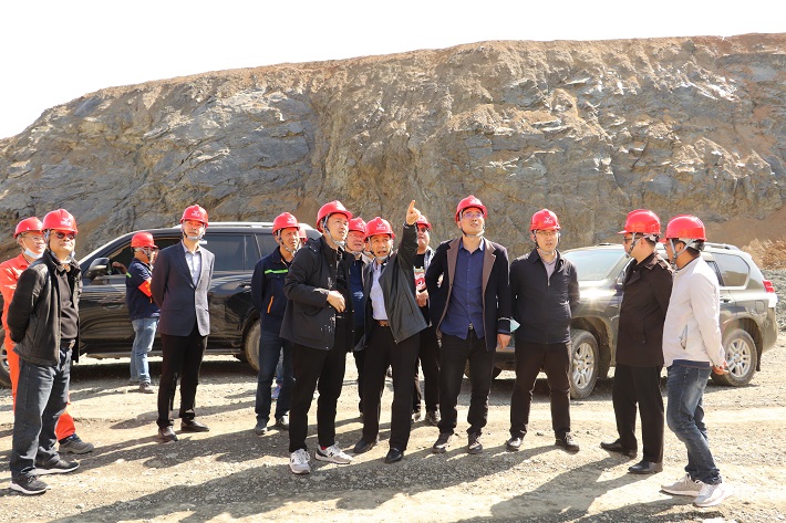 四川省應(yīng)急管理廳基礎(chǔ)處處長(zhǎng)屈爭(zhēng)真一行蒞臨礦業(yè)總公司秀水河礦區(qū)檢查安全工作(圖3)