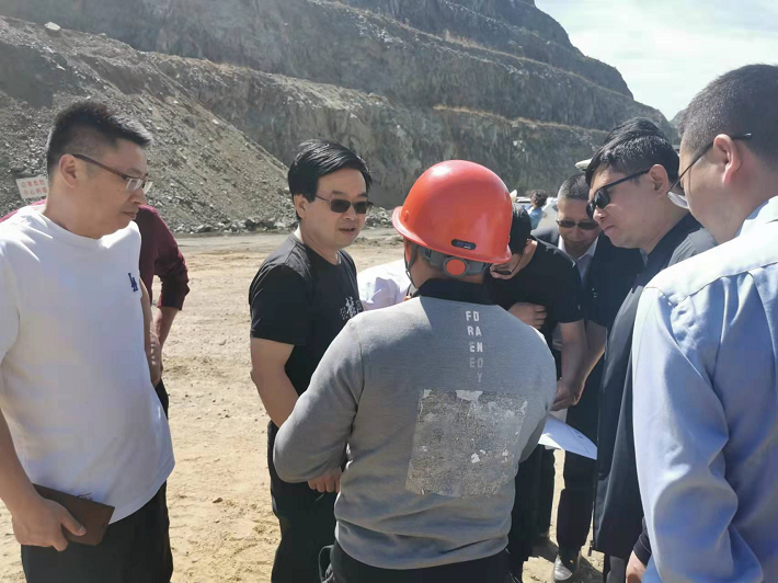 四川省自然資源投資集團(tuán)總工程師李仕榮一行蒞臨礦業(yè)總公司白草礦區(qū)參觀考察