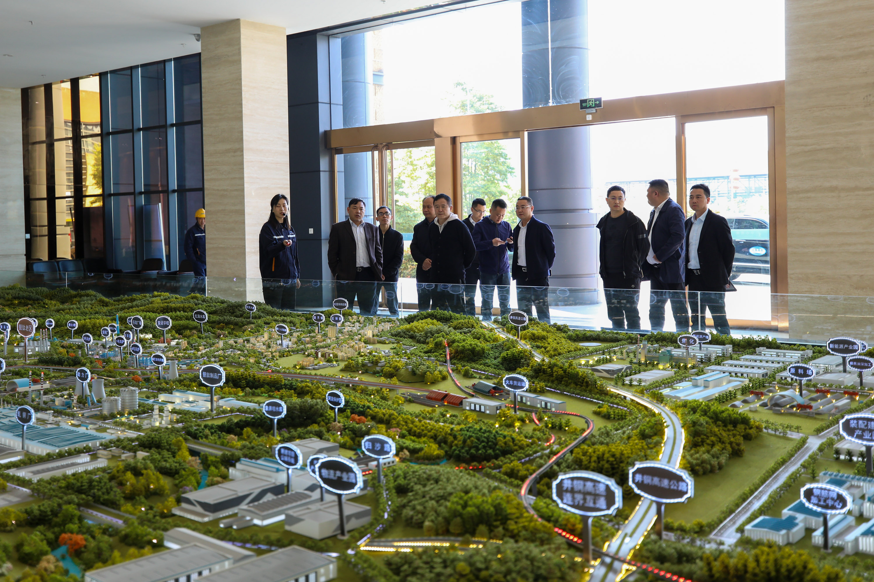 省政協(xié)原副主席唐堅(jiān)一行到川威連界基地調(diào)研