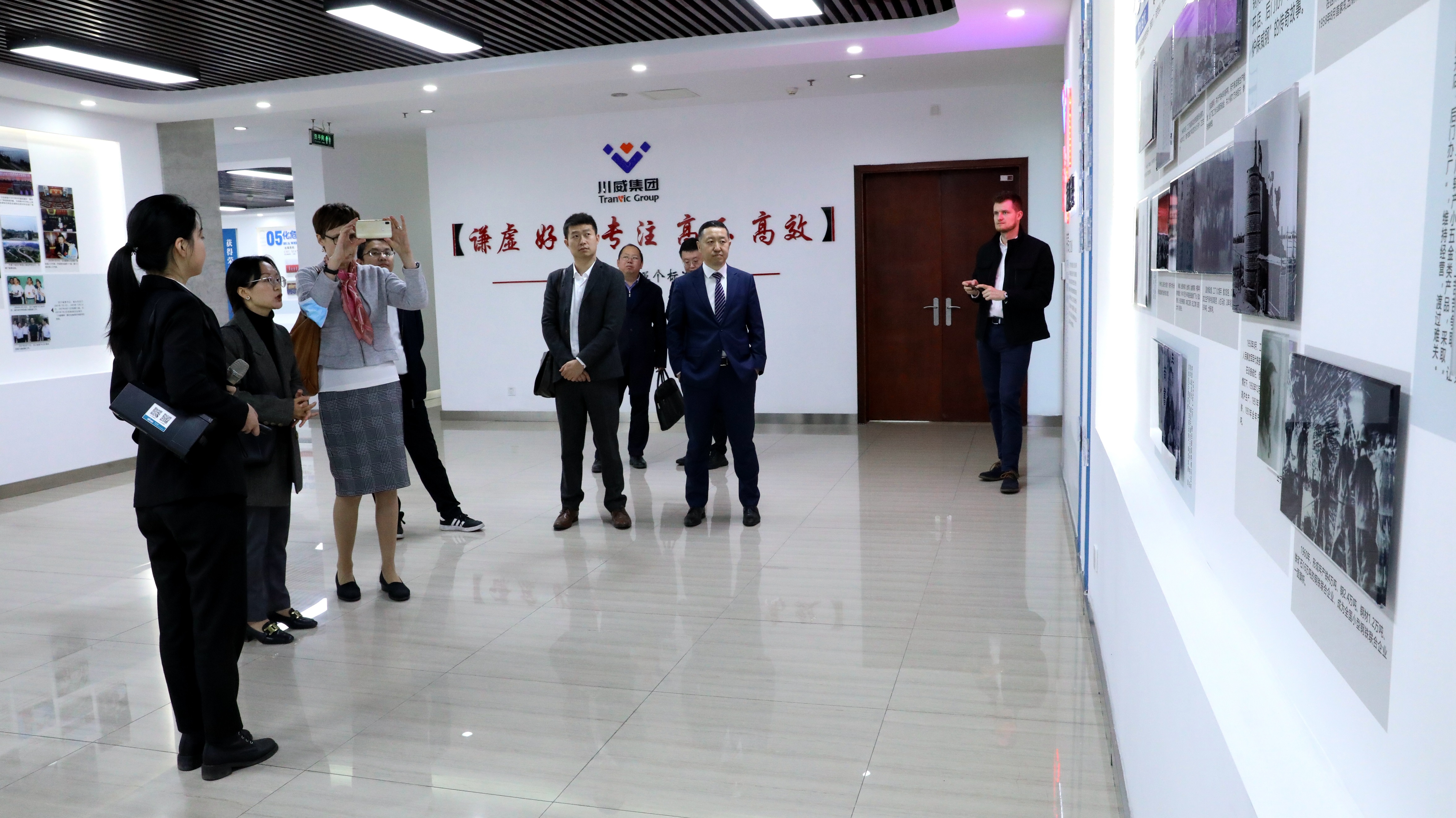 捷克駐成都總領(lǐng)事館卡特瑞娜一行蒞臨川威考察交流(圖2)