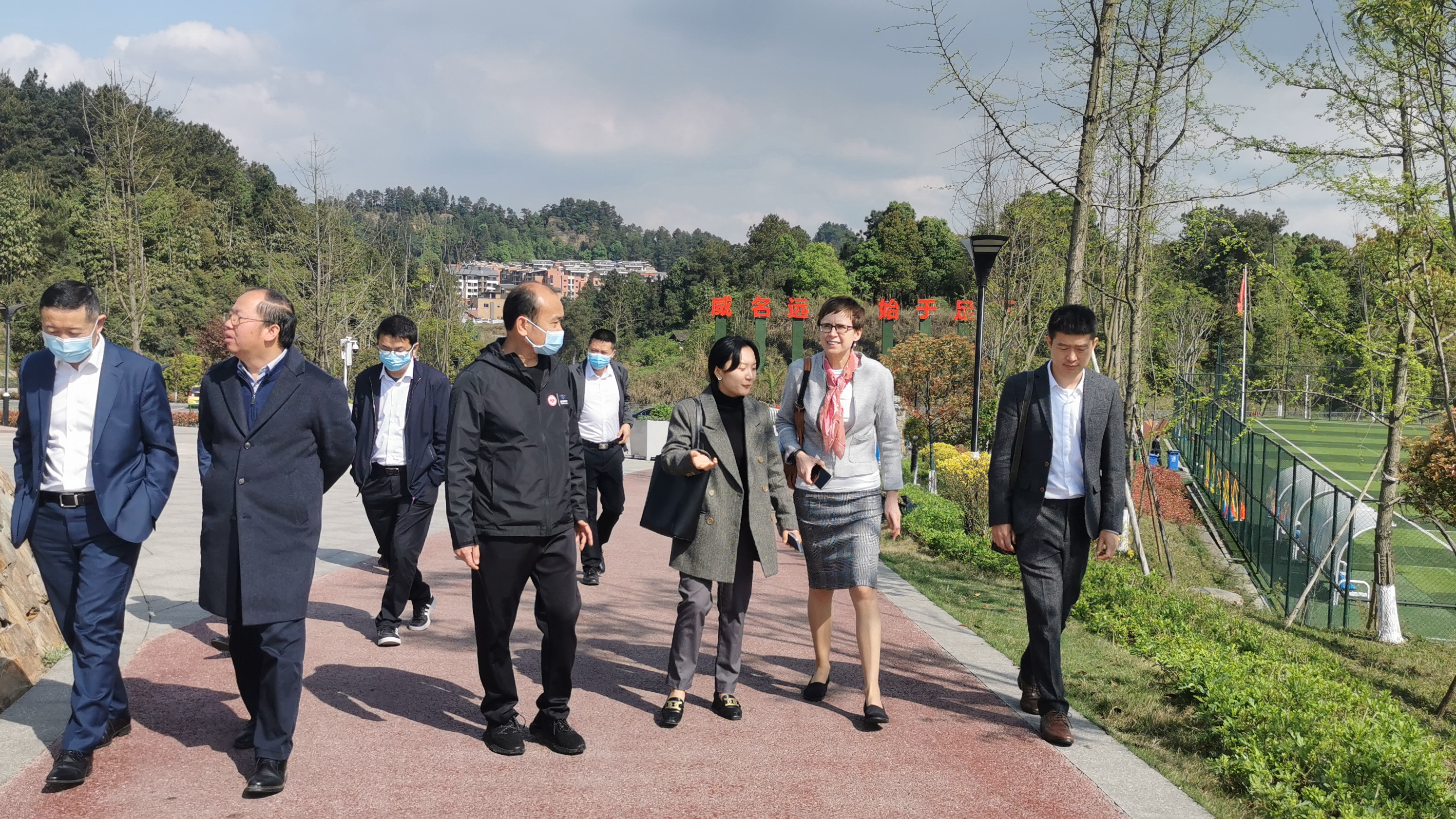 捷克駐成都總領(lǐng)事館卡特瑞娜一行蒞臨川威考察交流(圖4)