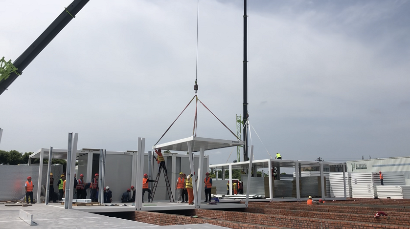 內(nèi)江市委常委蔣學(xué)東到集團承建的隆昌方艙醫(yī)院項目  調(diào)研檢查工作(圖4)