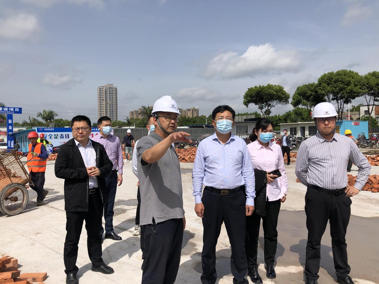 內(nèi)江市委常委蔣學(xué)東到集團(tuán)承建的隆昌方艙醫(yī)院項(xiàng)目  調(diào)研檢查工作