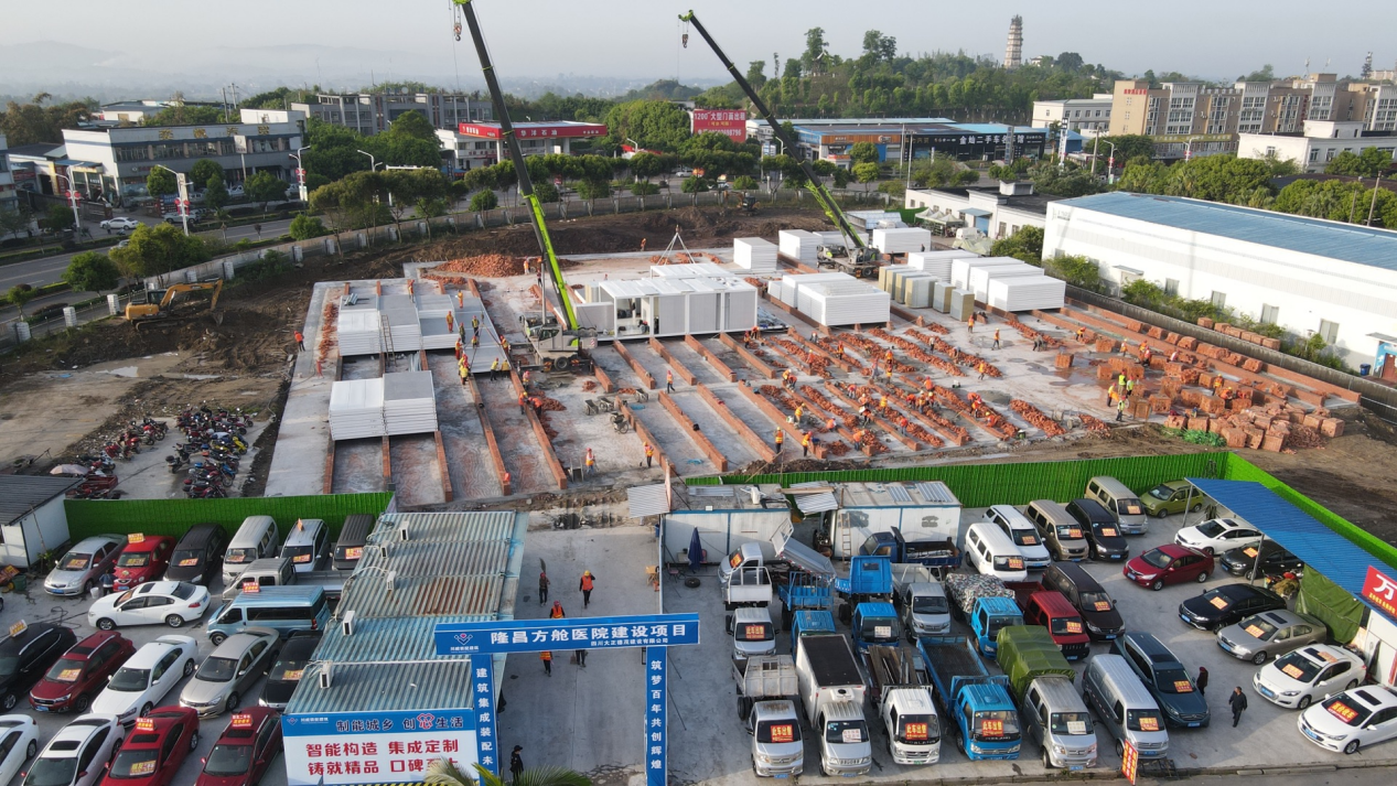 內(nèi)江市委常委蔣學(xué)東到集團承建的隆昌方艙醫(yī)院項目  調(diào)研檢查工作(圖3)