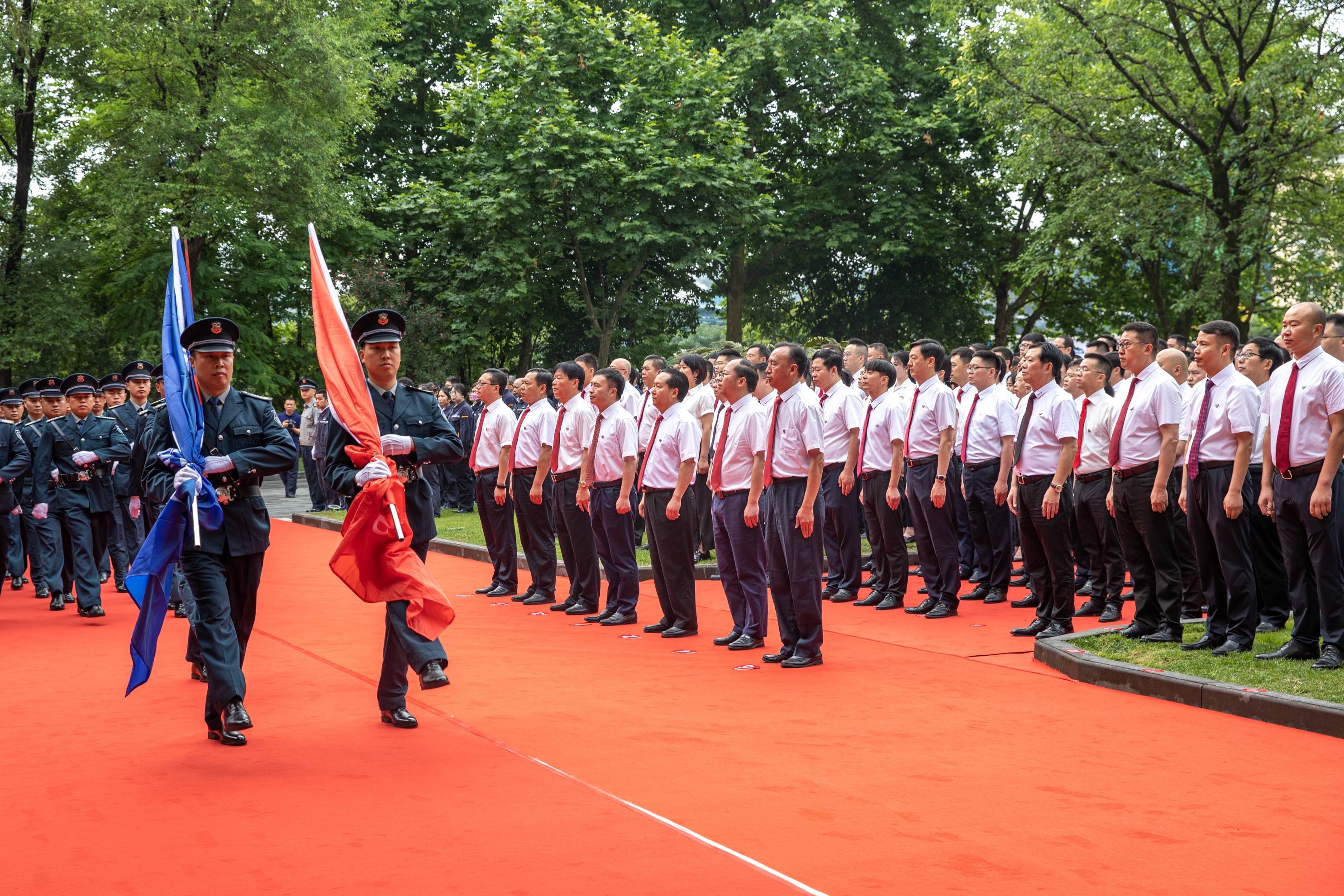 堅(jiān)守底線(xiàn) 砥礪前行——川威集團(tuán)隆重舉行升旗儀式(圖4)