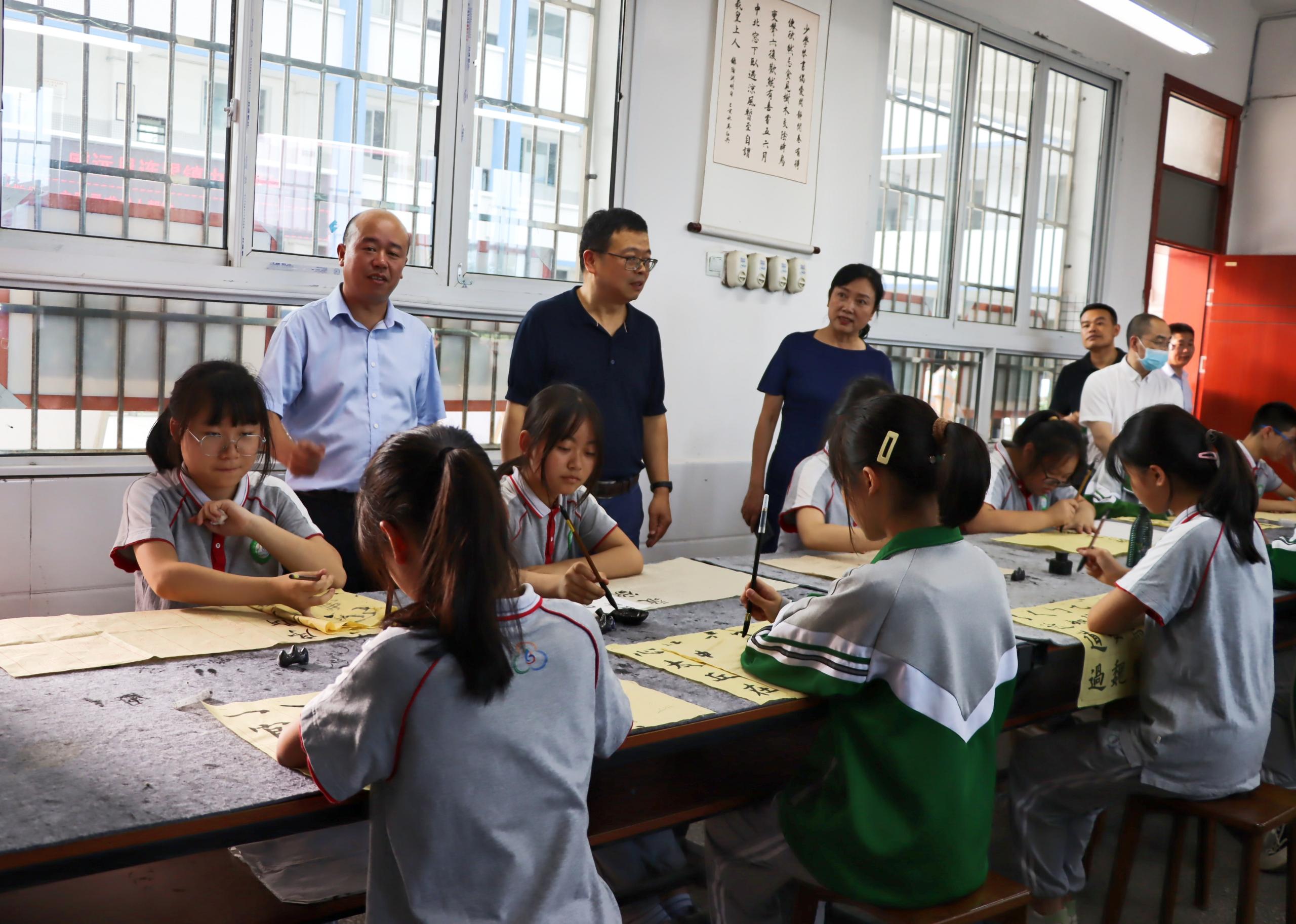 省人大教科文衛(wèi)委副主任黃勇一行到川威連界基地考察調(diào)研(圖3)