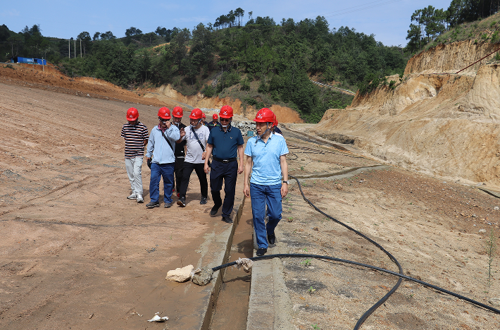 四川省應(yīng)急管理廳基礎(chǔ)處四級(jí)調(diào)研員李廷輝一行蒞臨礦業(yè)總公司秀水河礦區(qū)檢查安全工作