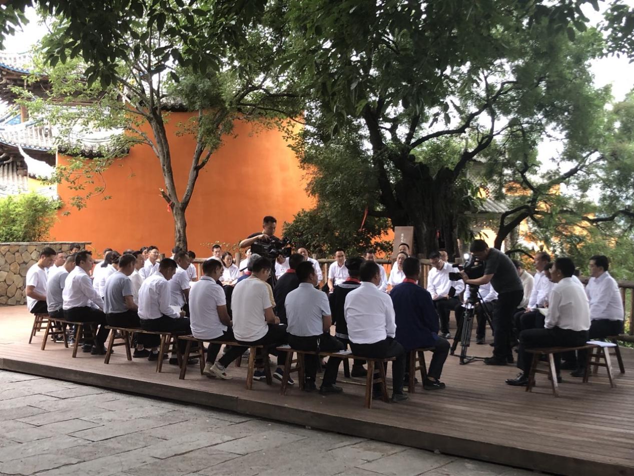 涼山州委書記，軍分區(qū)黨委第一書記段毅君在大石板開展“講黨課”活動(dòng)