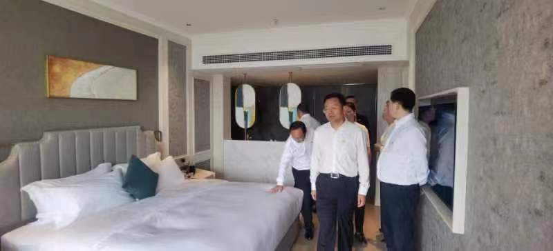 涼山州委書記，軍分區(qū)黨委第一書記段毅君在大石板開展“講黨課”活動(dòng)(圖2)