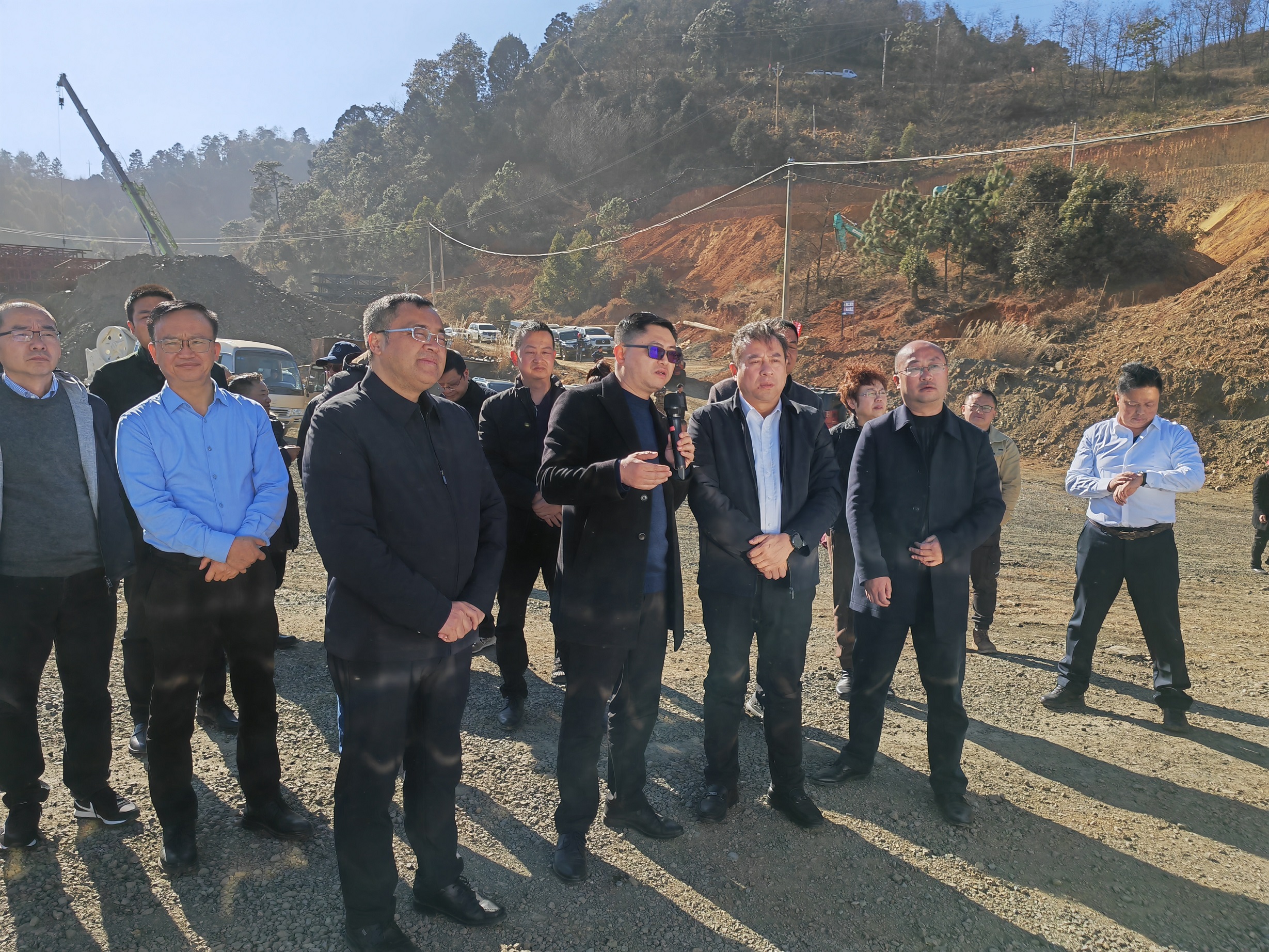 涼山州州委常委、州政府常務(wù)副州長向貴瑜到礦業(yè)總公司白草礦區(qū)調(diào)研(圖2)