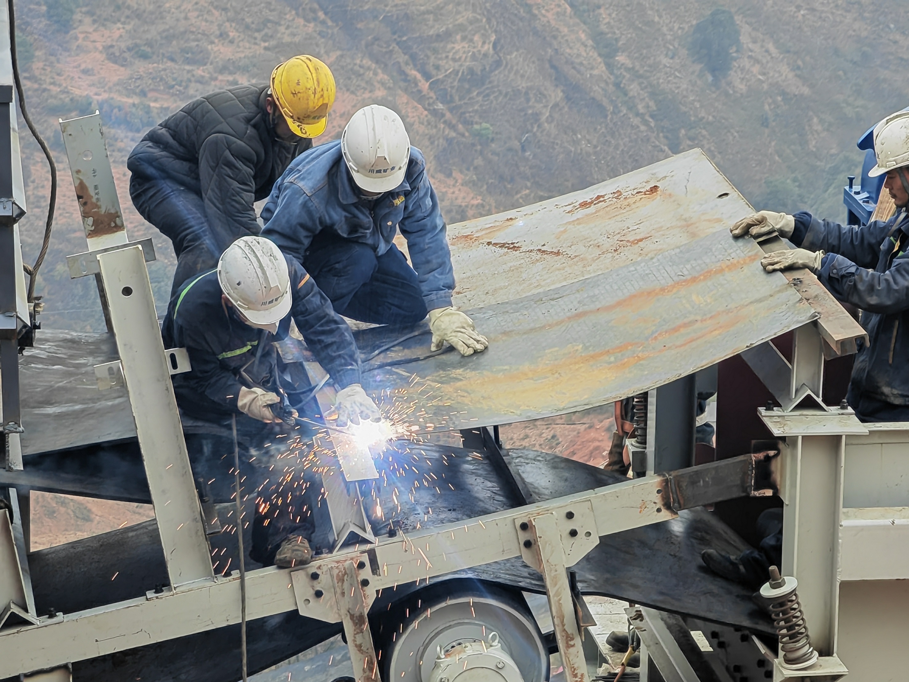 68天創(chuàng)奇跡，推動資源再利用 ——礦業(yè)總公司白草礦區(qū)豪豬溝排土場資源再利用項(xiàng)目紀(jì)實(shí)(圖3)