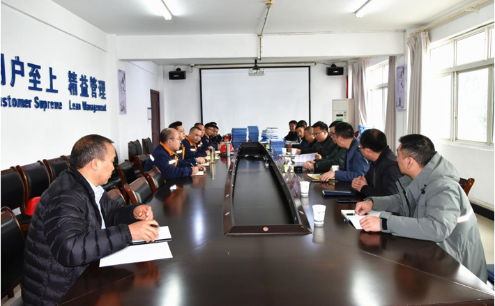 國家礦山安全監(jiān)察局領(lǐng)導一行蒞臨星船城瑞興公司桃子坪石灰?guī)r礦調(diào)研檢查